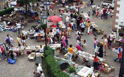 Flohmarktstände und urige Gemütlichkeit