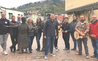 Das „Woinem Live“-Team steht