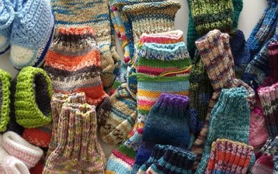 Strick-Café des SSR Weinheim übergibt Strickwaren an soziale Einrichtungen