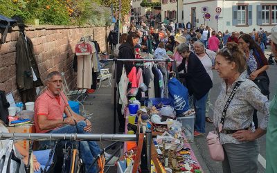 Flohmarktstände und urige Gemütlichkeit