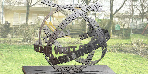 Zwischen Rosen ein Ruf nach Frieden