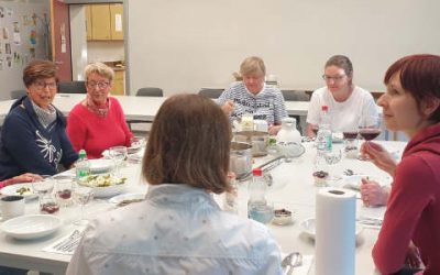 Seniorinnen kochen gemeinsam lecker und gesund