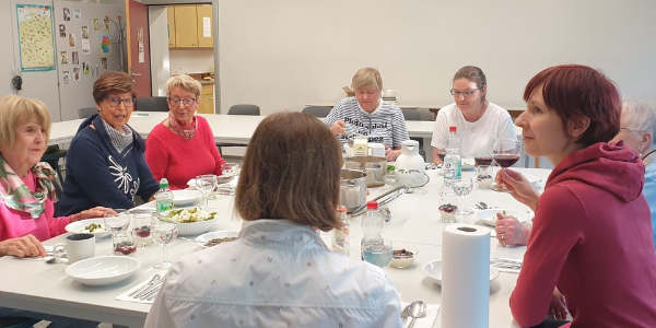 Seniorinnen kochen gemeinsam lecker und gesund