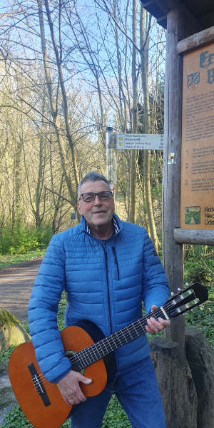 Mit Gitarre durch den bunten Wald